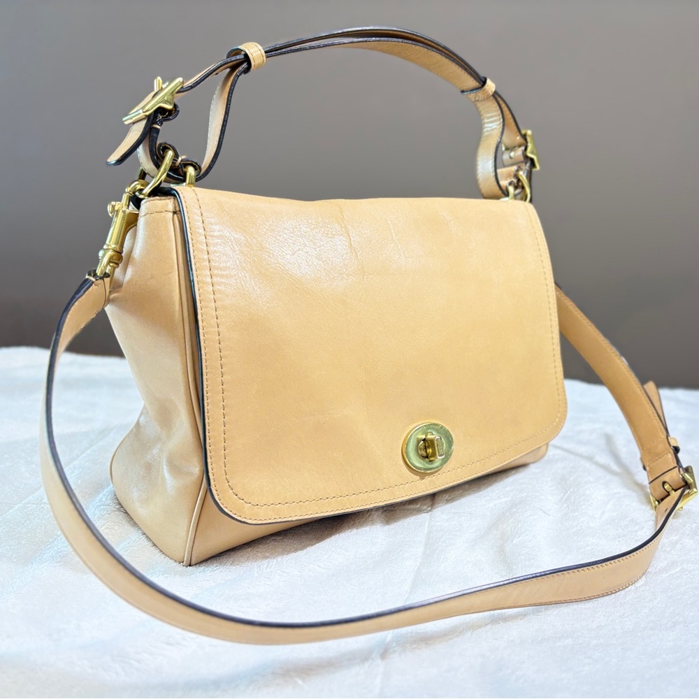 Coach Elegant Tan Leather Shoulder Bag